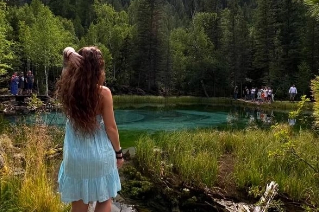 Девушка активно ведет свой блог, выкладывает фотографии и делится своей историей.