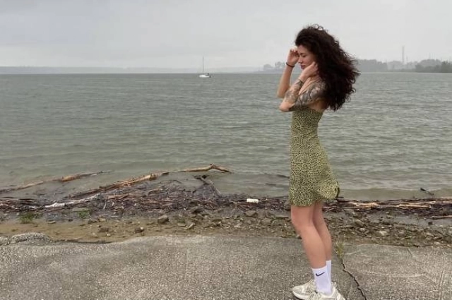 Девушка с позитивом настроена на лечение.