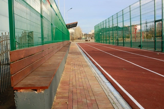 Грязные скамейки на спортплощадке в сквере МЖК