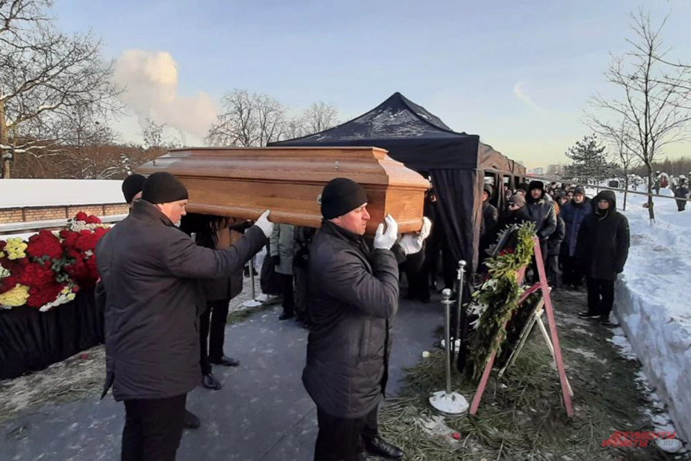 Прощание с ректором Школы-студии МХАТ Игорем Золотовицким на Троекуровском кладбище.