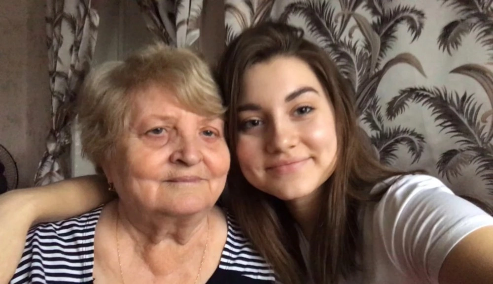 В детстве Алёна пересмотрела с бабушкой все российские сериалы и мелодрамы.