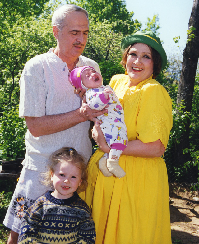 Зинаида Кириенко с мужем и внуками