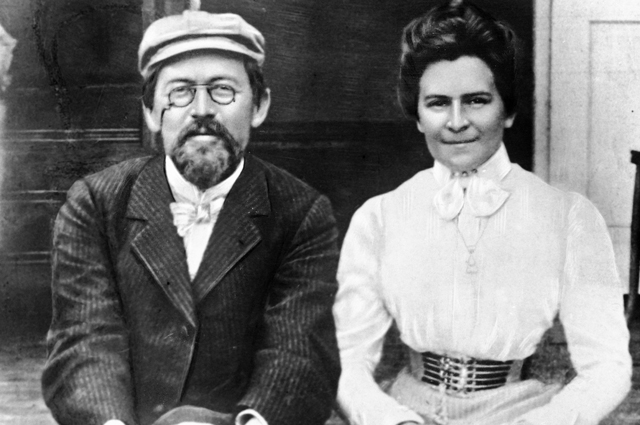 Антон Павлович Чехов и его жена, актриса Ольга Книппер-Чехова. 1902 год.