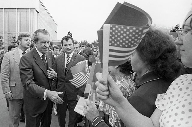Президент США Ричард Никсон прощается с москвичами по окончании официального визита в СССР. 1974 г.