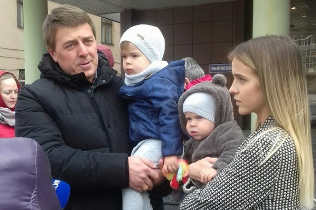Иркутский ведущий Денис Гук с женой и детьми поддерживает сбор подписей.