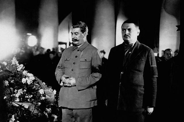 Иосиф Сталин и Андрей Жданов у гроба Сергея Кирова