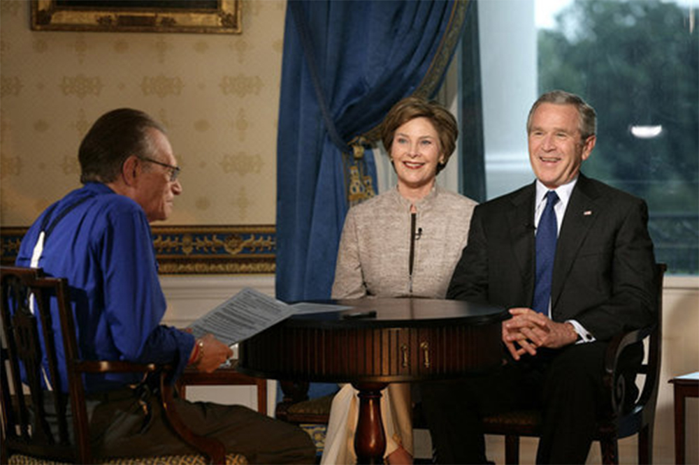 Ларри Кинг берет интервью у президента Джорджа Буша и Лоры Буш. 6 июля 2006 года,