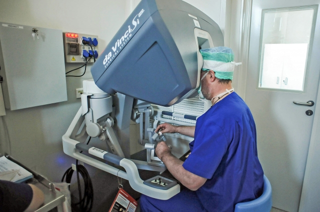 Хирург проводит операцию «руками робота».