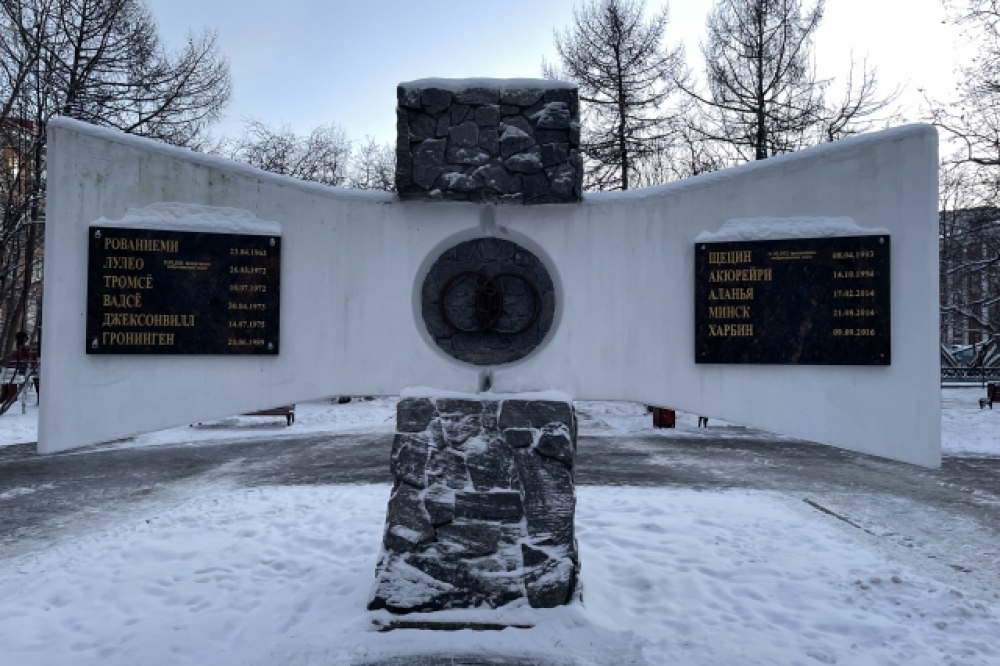В Мурманске на памятнике городам-побратимам, который в народе прозвали «чебурашкой», пока размещены данные о разрыве отношений с Лулео и Щецином.