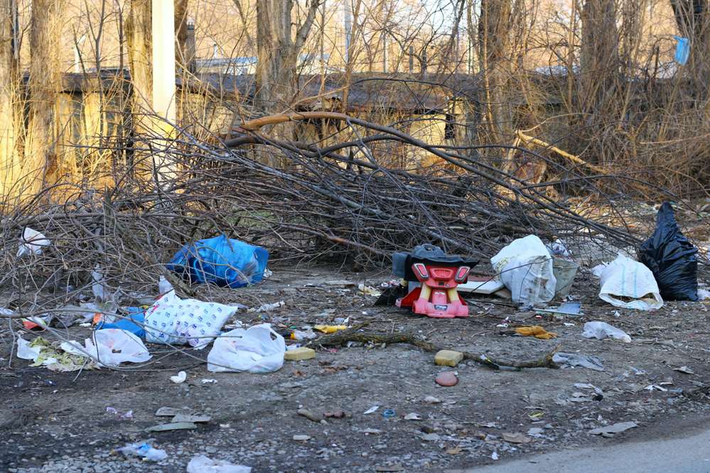 Михайловцы продолжают нести мусор туда, где ещё недавно стояли баки.