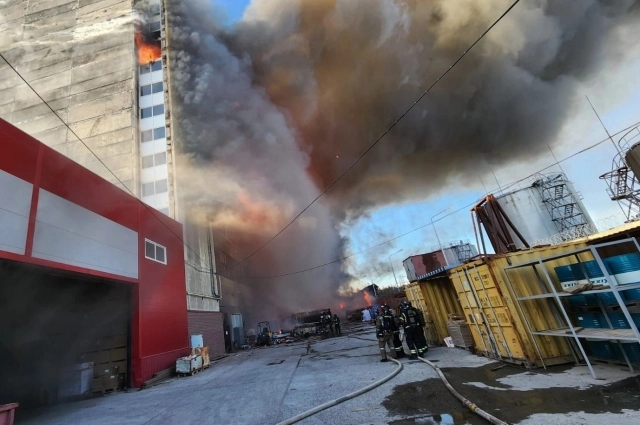 Едкий дым распространился по всему городу.