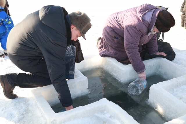 В купелях Роспотребнадзор не советует набирать воду для питья, но многие пренебрегают этим правилом.