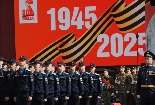 за шествием следили тысячи ярославцев.