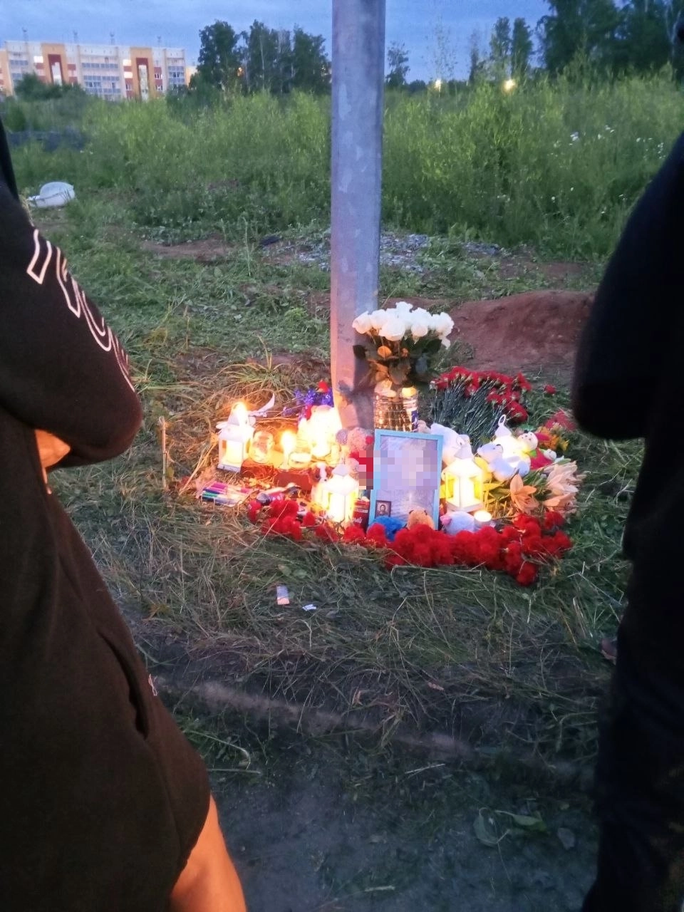 Стихийный мемориал в память о погибших мальчиках