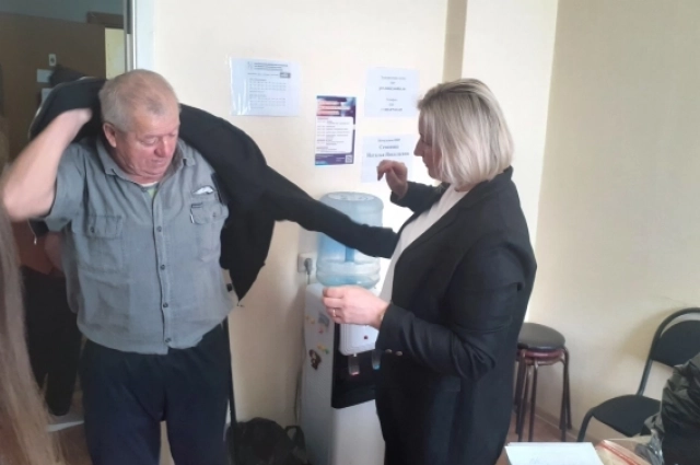 Людям в ПВР раздают привезённую гуманитарную помощь - одежду, предметы первой необходимости.