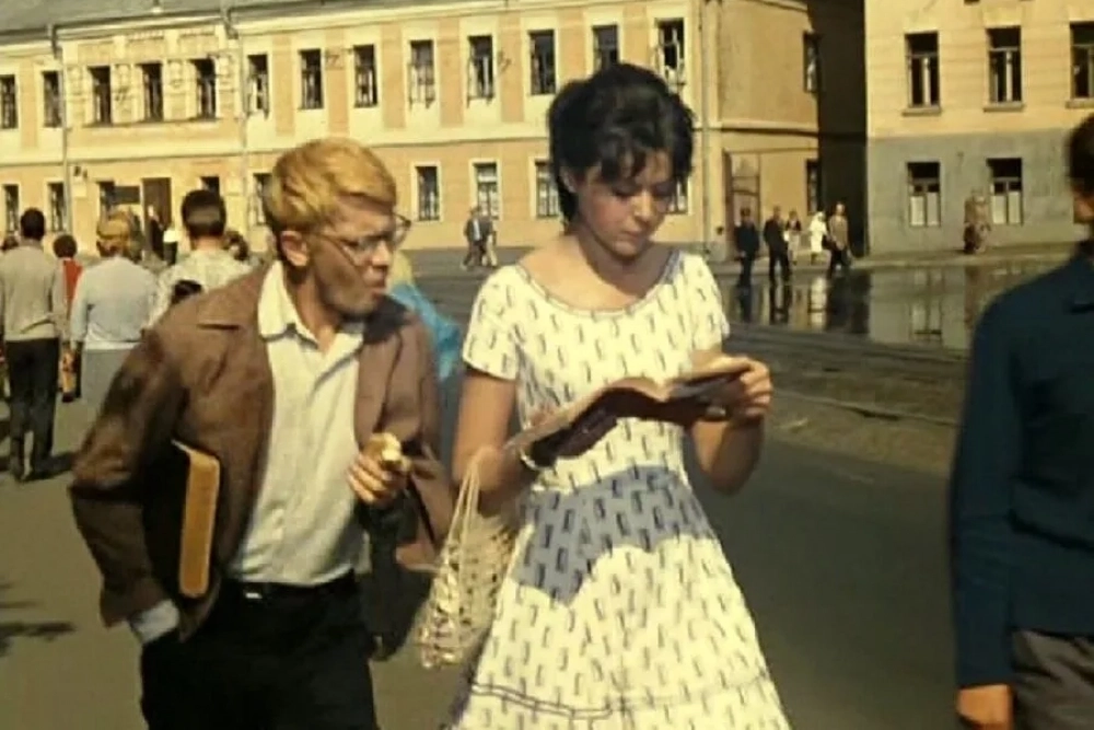 Шурик и Лида проходят из района ВДНХ на площадь Борьбы.