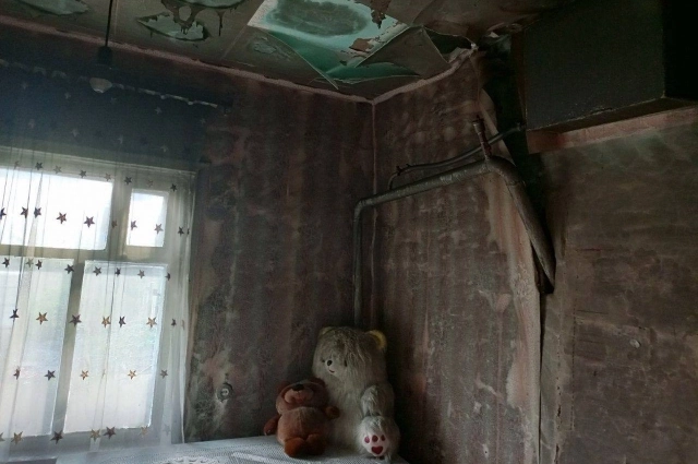 В доме обгорели стены и крыша.