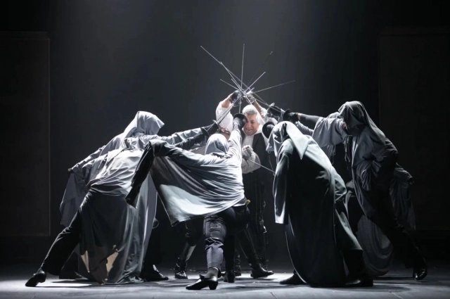 Народный артист РФ Олег Ханов (в центре) в роли Хуана