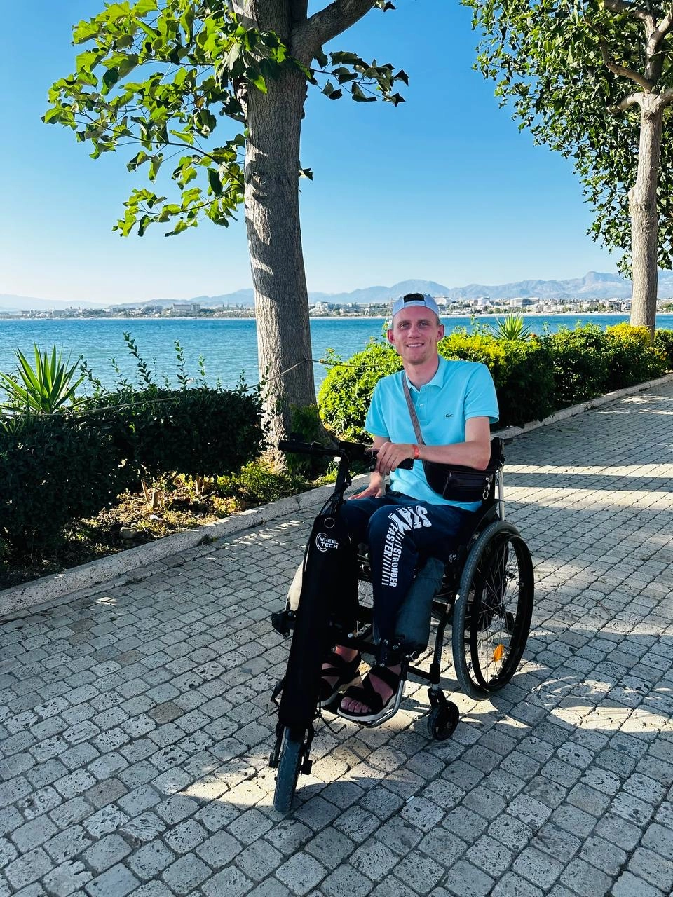 Андрей Бабинский ведет полноценную жизнь, несмотря ни на что.