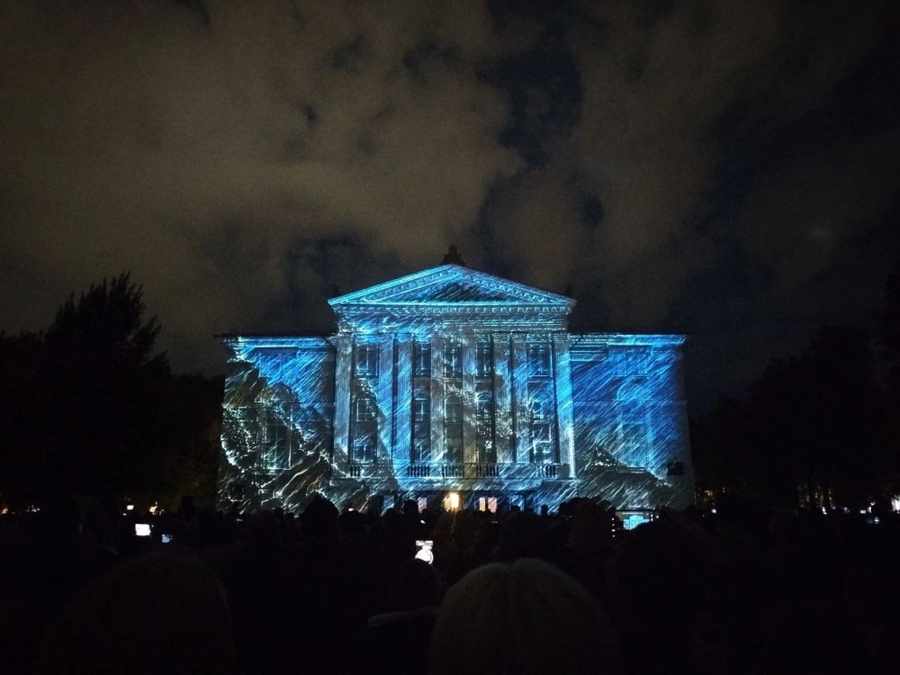 С середины мая и до начала августа большой популярностью пользуются сплавы по рекам, поездки на природу, многочисленные фестивали и события под открытым небом