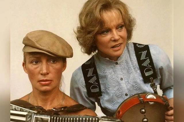 С бубном по сцене.