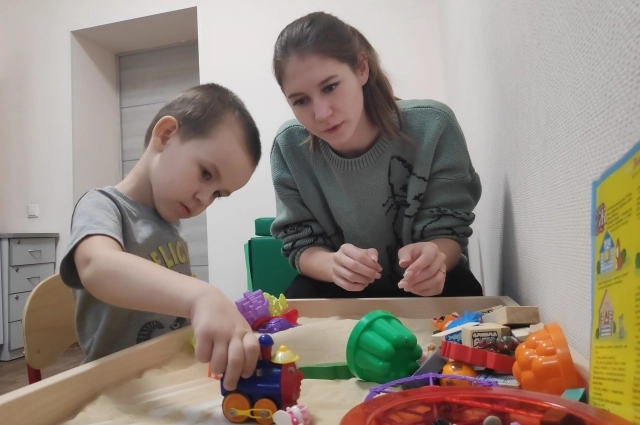 Мальчик с удовольствием занимается с педагогами.