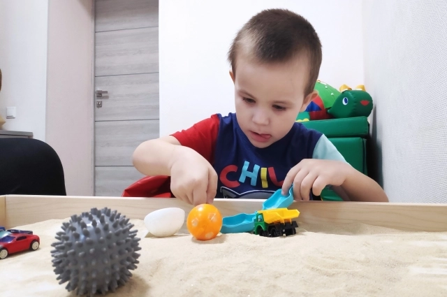 Данилка очень любит автомобили.