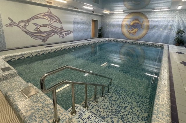 Как объяснили родителям детей, из-за долгого простоя чаша бассейна дала течь. 