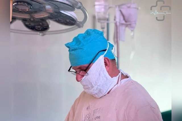 Хирург Игорь Казарин спас жизнь пострадавшей женщины.