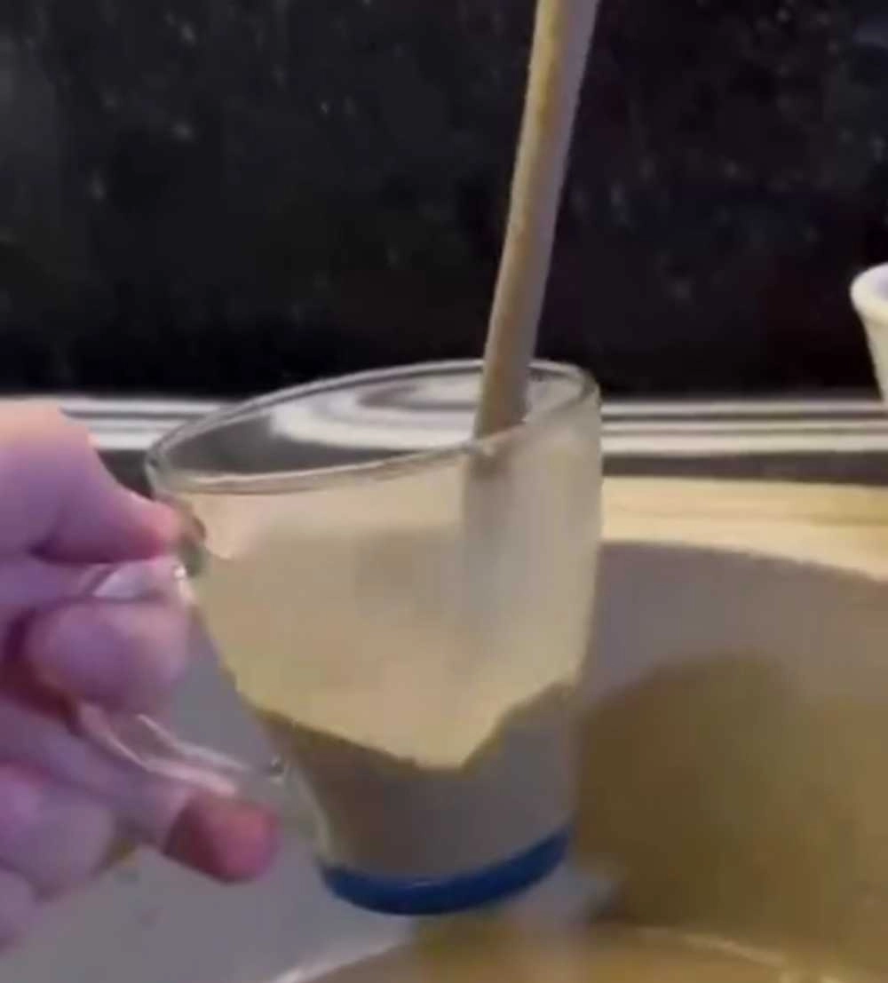 ейчас в некоторых районах махачкалы и Дагестана водой из-под крана пользоваться невозможно.