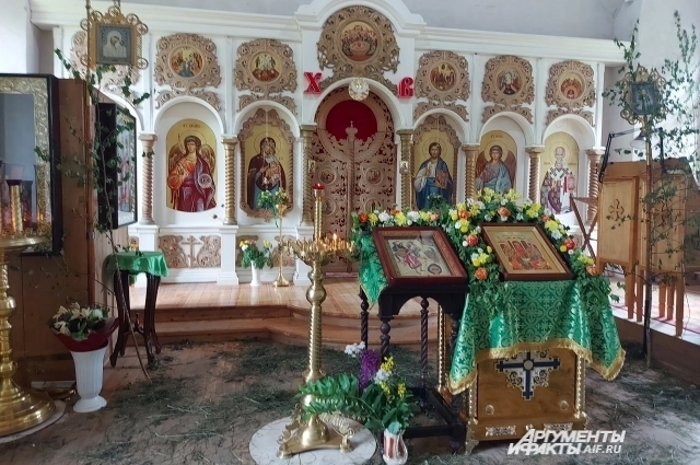 В храме несколшько святынь.