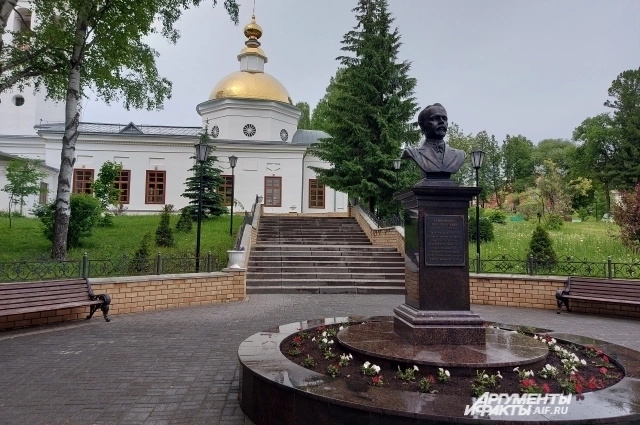 Свято-Никольский собор стоит в парке культуры и отдыха им. И. Я. Кривощёкова.