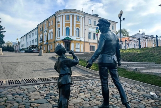 Момент из киноленты увековечили на набережной в Рыбинске.
