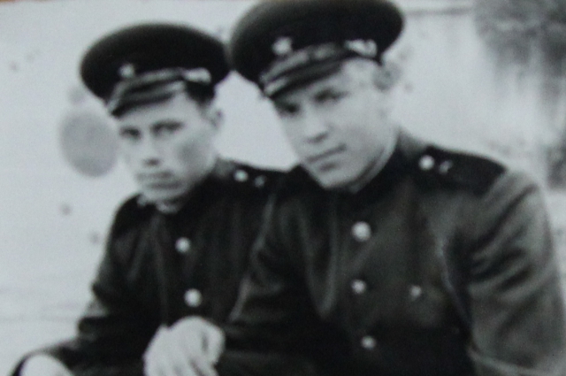 Адиар Гусынин (слева) окончил школу артиллеристской разведки.