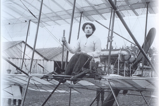 Лидия Зверева перед полетом на биплане Фарман IV, 1911 год.