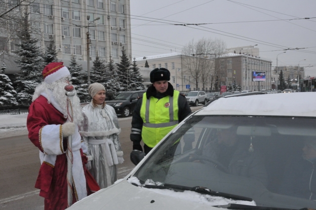 Дед Мороз и Снегурочка расспрашивали автолюбителей о том. как они соблюдают ПДД.