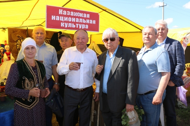 Глава района Абай Ракимжанов (в центре) с удовольствием общается с земляками.