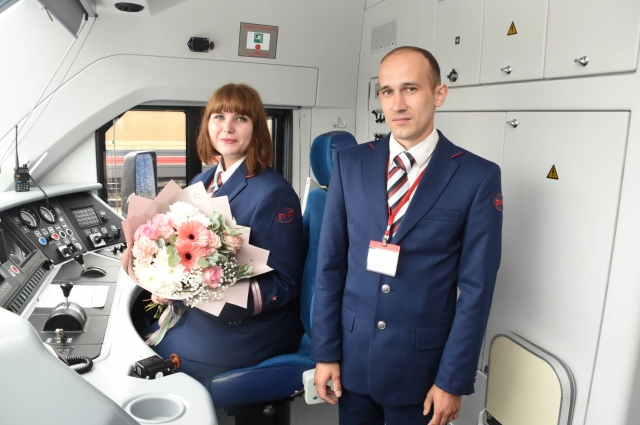 Первый рейс доверили женщине-машинисту Александре Савельевой.