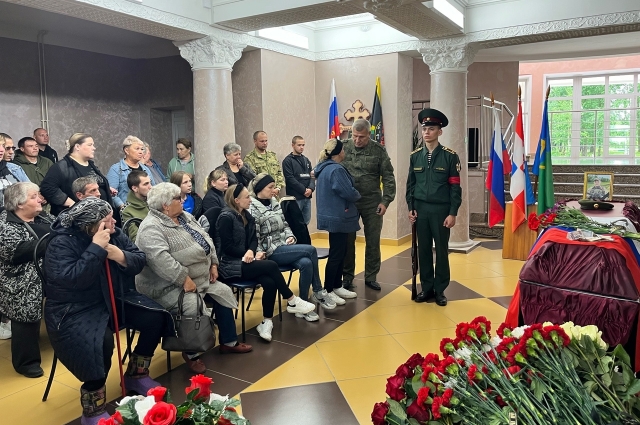 Погибшего бойца похоронили с воинскими почестями.