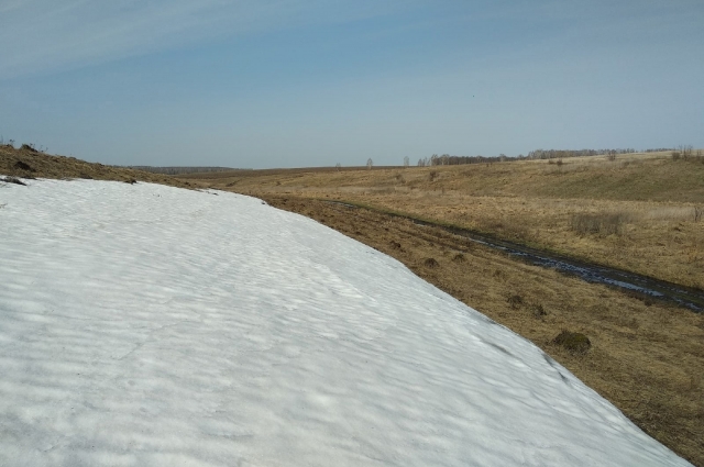 В полях все еще не сошел снег.