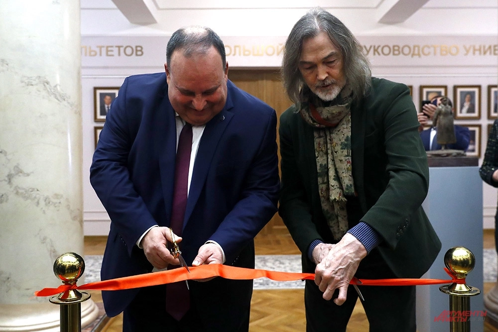 Никас Сафронов и ректор Финансового университета Станислав Прокофьев перерезают ленточку.