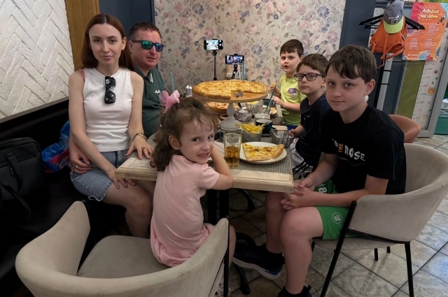 Виктор и его женна Анна — счастливые родители четверых детей.