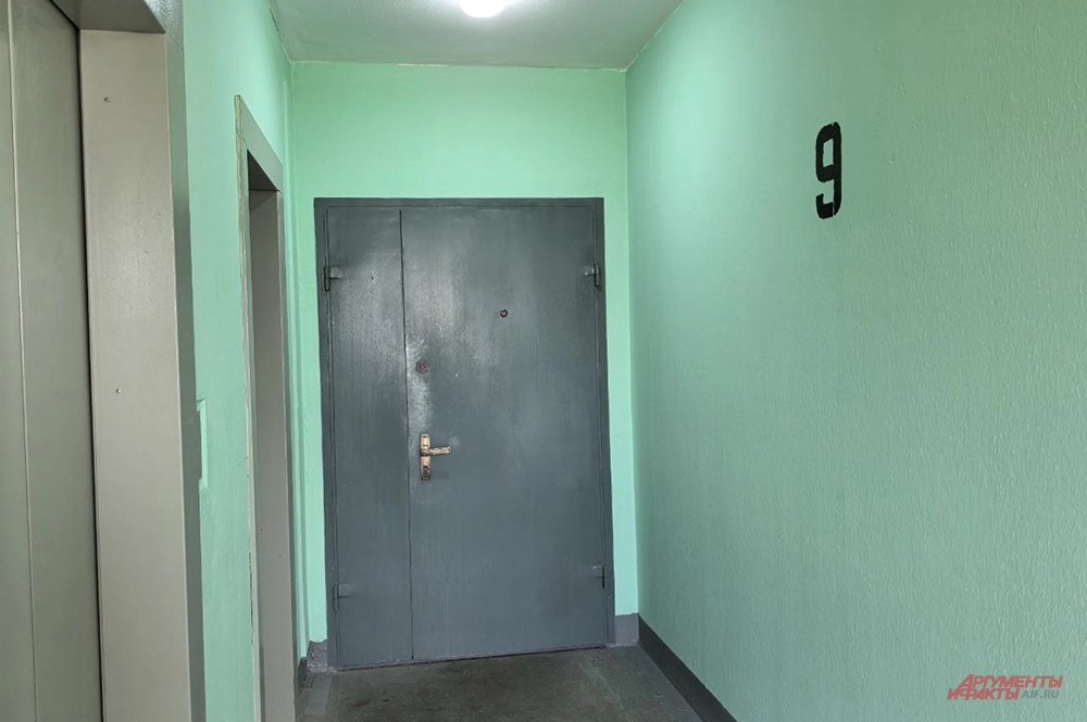 Подъезд дома по улице Обручева, 28.