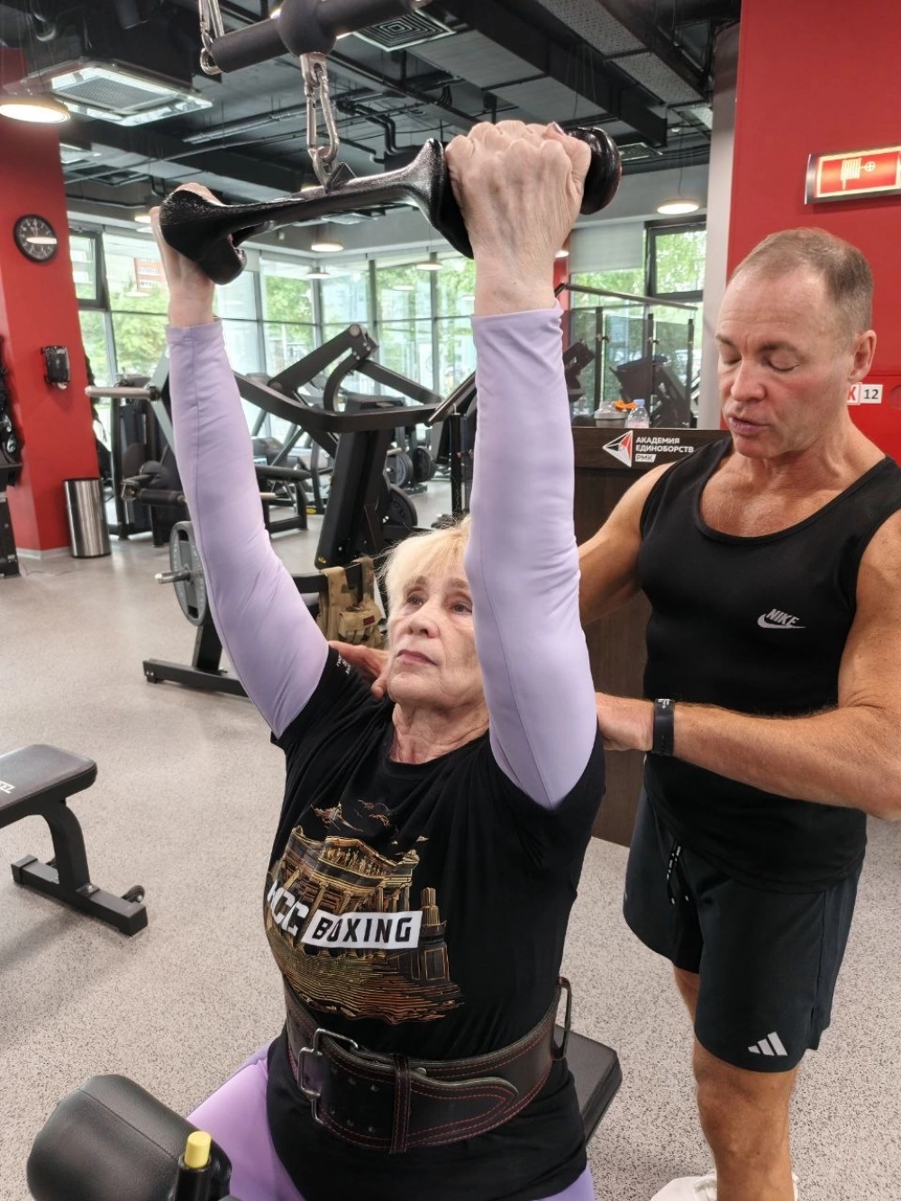 Тренер Надежды Дмитрий Васильвицкий и сам чемпион России и Европы по Пауэрлифтингу, и он чутко следит, чтобы упражнения были ей на пользу.