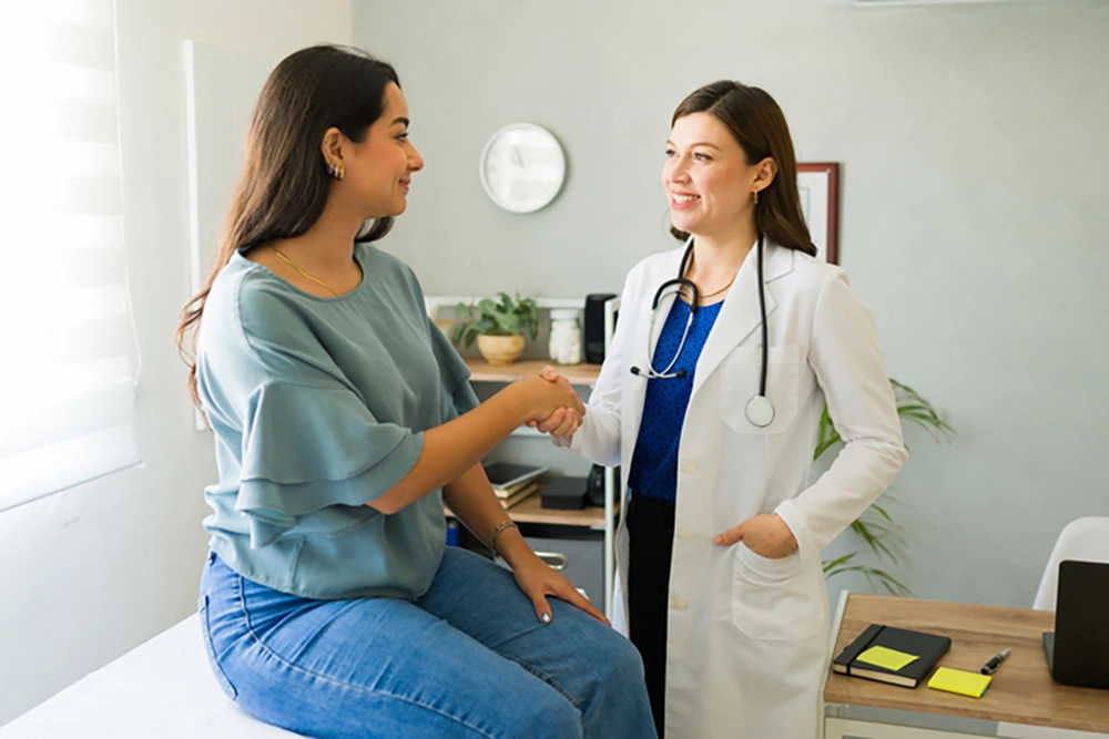 Фото к SEO-тексту Коварный вирус. Что такое ВПЧ. На фото: регулярная диспансеризация