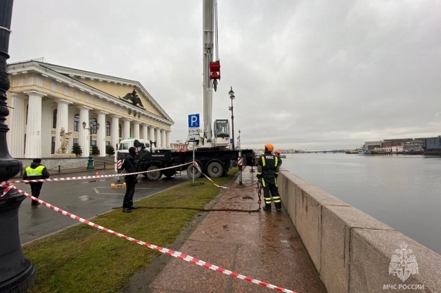 Спасатели с помощью крана достали машину из воды.