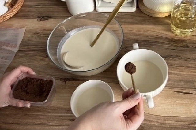 Разделите тесто на три части и добавьте какао