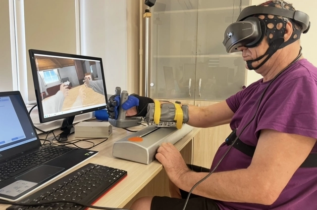 Пациент, погруженный в виртуальную реальность, мысленно выполняет обычные движения рукой