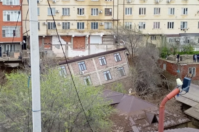 Обрушение дома в Махачкале из-за наводнения.