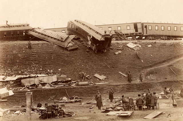 На месте крушения императорского поезда, 1888 г.